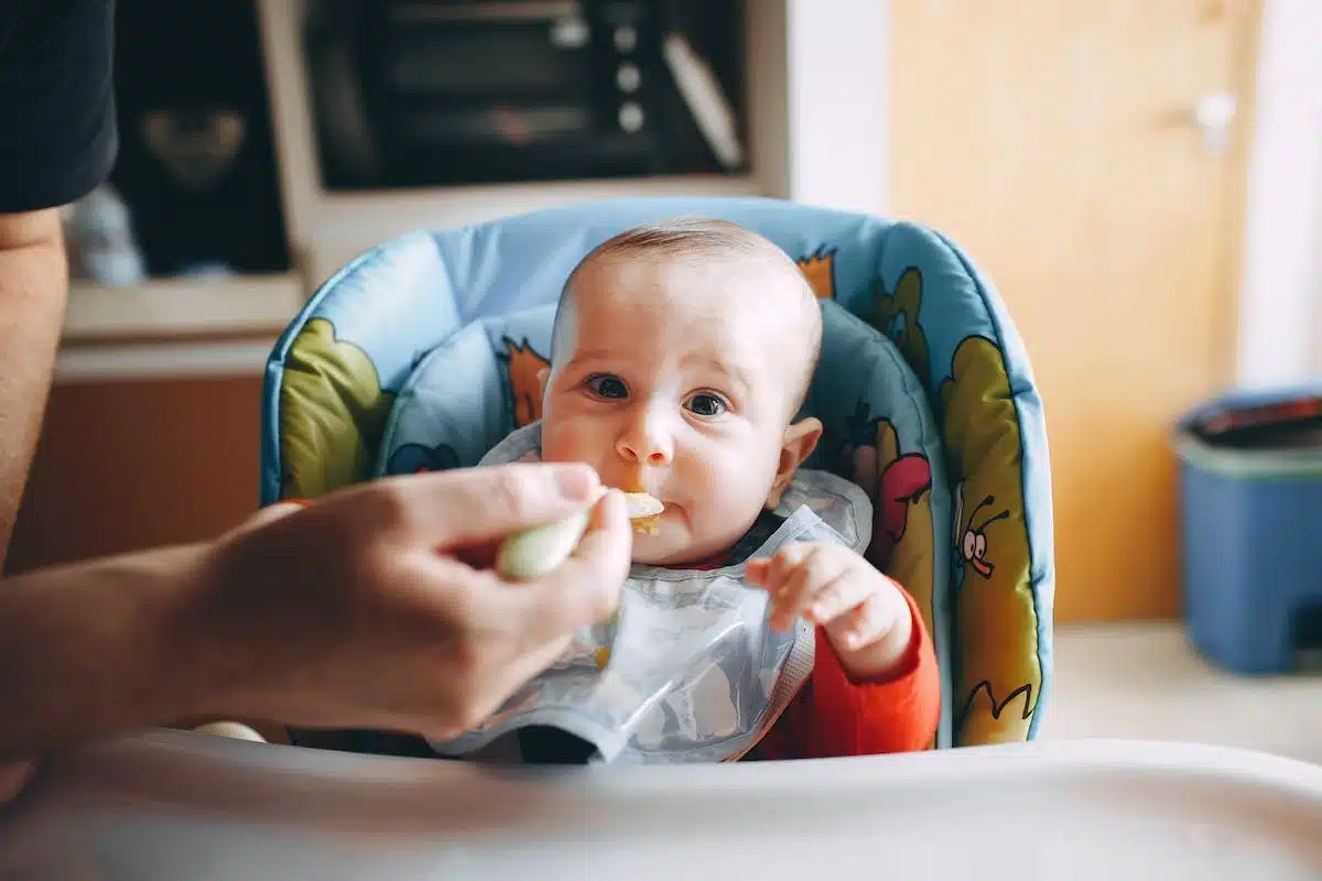 bébé mangeant