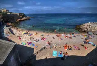 Vacances à Marseille profitez de la plage de l'Abricotier pour une baignade en famille