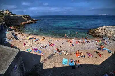 Vacances à Marseille profitez de la plage de l'Abricotier pour une baignade en famille