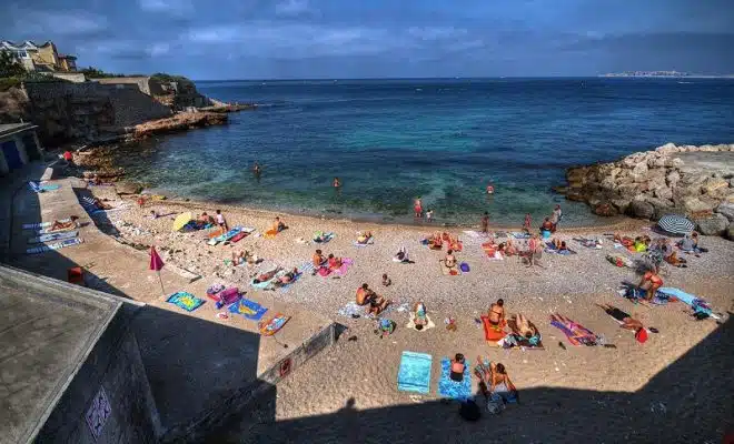 Vacances à Marseille profitez de la plage de l'Abricotier pour une baignade en famille