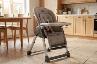 Chaise haute Chicco Polly Magic Relax en position repas dans une cuisine moderne en bois