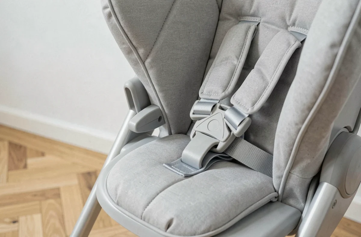 Détail du mécanisme de réglage et du harnais cinq points de la chaise haute Chicco Polly Magic Relax