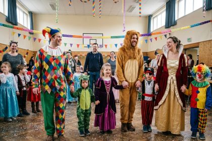 Groupe de parents et enfants en costumes de carnaval festif