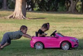 deux enfants jouant avec une voiture