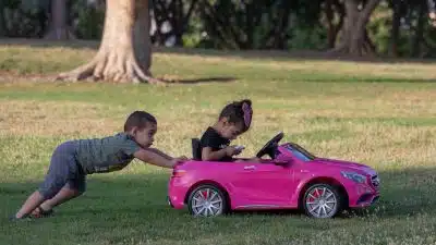 deux enfants jouant avec une voiture