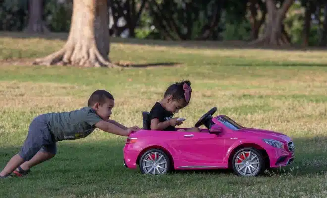 deux enfants jouant avec une voiture